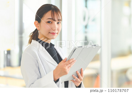 人物のポートレート 110178707