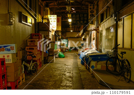 昭和を思い出させるレトロな夜の旦過市【福岡県北九州市】 昭和を思い出させるレトロな夜の旦過市【福岡県北九州市】 110179591