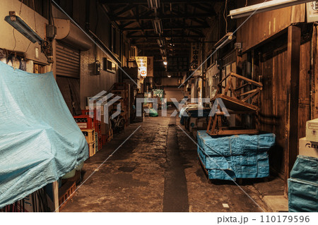 昭和を思い出させるレトロな夜の旦過市【福岡県北九州市】 110179596