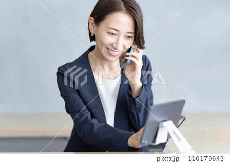 電話対応するフロントスタッフ 電話対応するフロントスタッフ 110179643