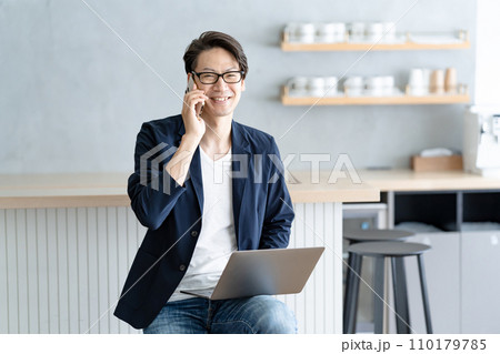 カフェで仕事をする男性 カフェで仕事をする男性 110179785