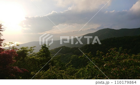 山に沈む夕日 山に沈む夕日 110179864