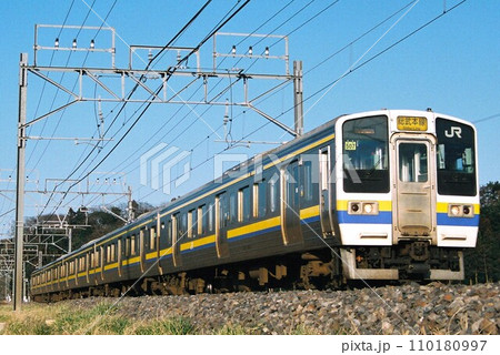 千葉へ向けて快走する総武本線の211系3000番台 110180997