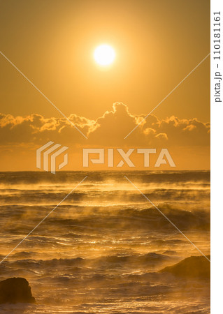 太平洋に昇る日の出 太平洋に昇る日の出 110181161