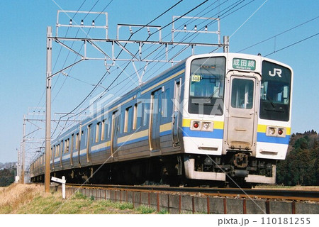総武本線をゆく211系3000番台の成田線直通列車 110181255