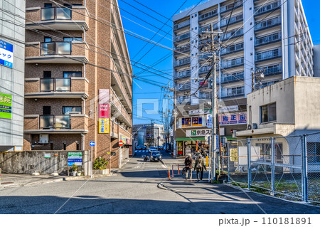 横浜市磯子区の都市風景　屏風浦駅 110181891