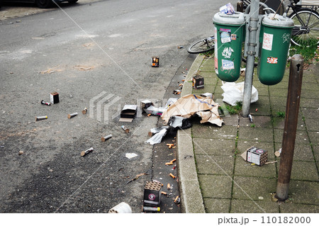 ドイツの年始のゴミたち ドイツの年始のゴミたち 110182000