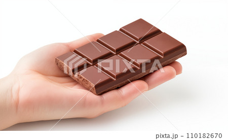 割れた板チョコを手渡す手　/AI生成 110182670