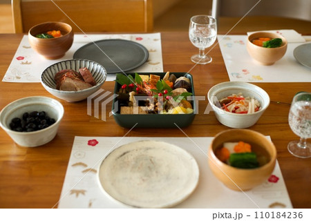 器に盛り付けたおせち料理と雑煮 110184236