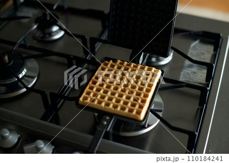 手作りのワッフルが焼き上がったところ 110184241