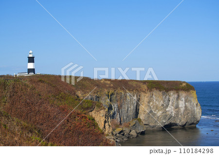 北海道網走市にある能取岬(のとろみさき) オホーツク海に突き出た能取岬に立つ灯台 110184298