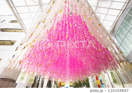 仙台七夕まつり　仙台七夕の七夕飾り折鶴と短冊 110184687