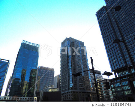 東京の大手町 超高層ビルとオフィス街 東京の大手町 超高層ビルとオフィス街 110184742