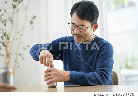 缶ビールを開ける中年男性 缶ビールを開ける中年男性 110184779
