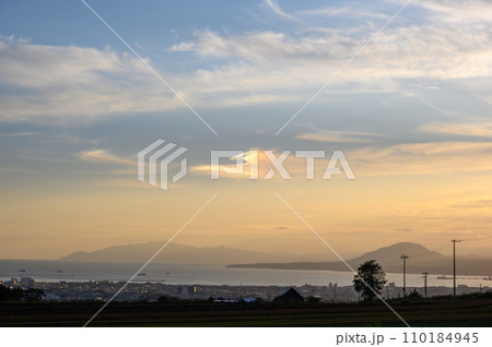 もどきの丘に夕日が映える もどきの丘に夕日が映える 110184945