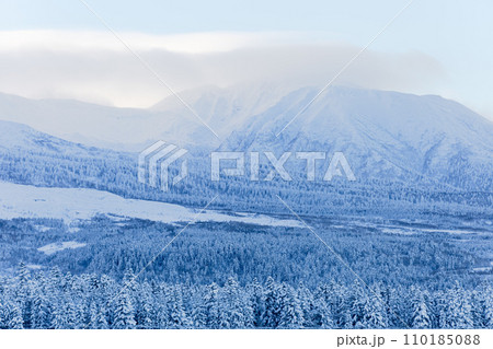 雪の積もった山 雪の積もった山 110185088