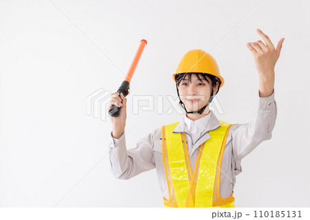 誘導する反射ベストを着た警備員 110185131