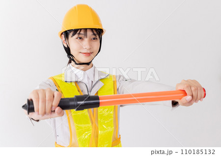 誘導する反射ベストを着た警備員 誘導する反射ベストを着た警備員 110185132