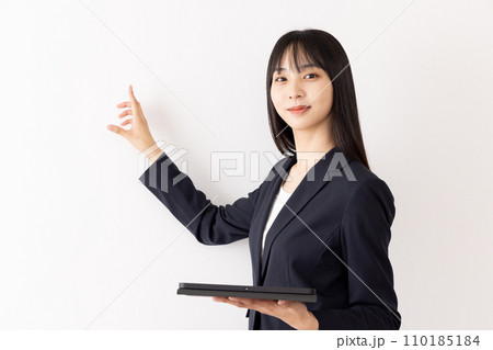 タブレットを使い説明をするビジネスウーマン タブレットを使い説明をするビジネスウーマン 110185184