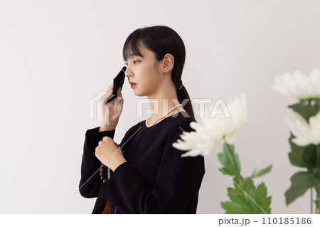 お葬式イメージ 涙をハンカチで拭く女性 お葬式イメージ 涙をハンカチで拭く女性 110185186