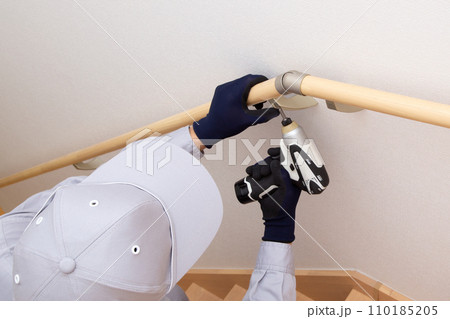 階段に手すりを取り付け作業　工事現場 110185205