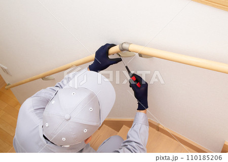 階段に手すりを取り付け作業　工事現場 110185206