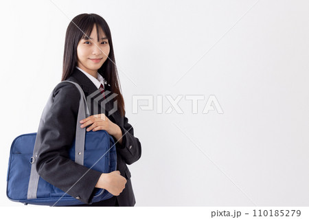 通学をする女子高生 通学をする女子高生 110185279