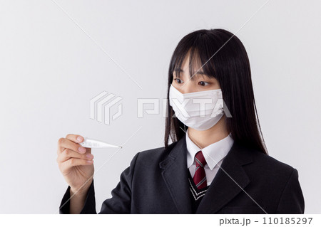 受験日へ向けマスクをして健康に気を遣う女子高生 体温計 受験日へ向けマスクをして健康に気を遣う女子高生 体温計 110185297