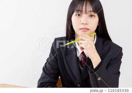 授業を真面目に受ける女子高生 110185330
