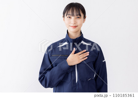 自信・安心 作業着の女性 自信・安心 作業着の女性 110185361