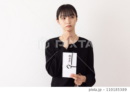 御霊前を出す女性 葬式イメージ 御霊前を出す女性 葬式イメージ 110185389