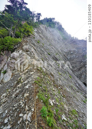 大無間山の登山道崩落地 110185409
