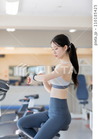 スマートウォッチで健康管理をする若い女性 110185425