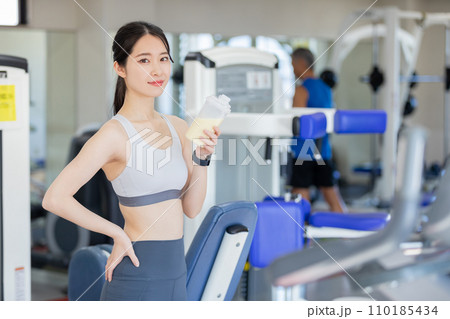 プロテインを摂取する若い女性 プロテインを摂取する若い女性 110185434