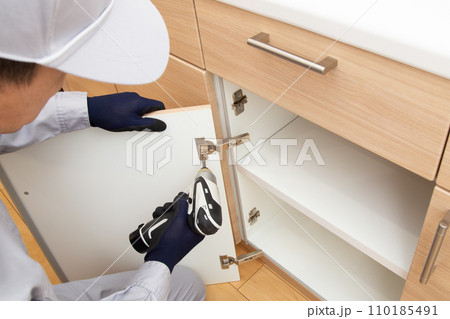 家具の設置 組立作業 家具の設置 組立作業 110185491