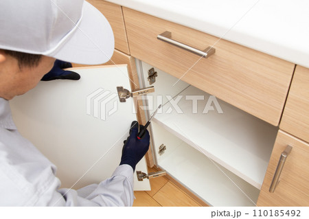 家具の設置 組立作業 家具の設置 組立作業 110185492
