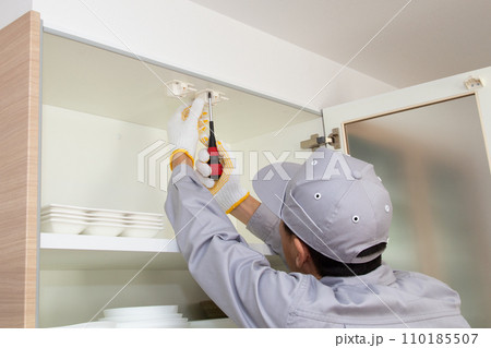 食器棚の地震対策 感知式耐震ラッチ取付工事 食器棚の地震対策 感知式耐震ラッチ取付工事 110185507