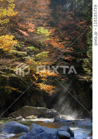 長野県木曽郡大桑村野尻 阿寺ブルーで有名な阿寺渓谷の紅葉と水しぶきの光芒 長野県木曽郡大桑村野尻 阿寺ブルーで有名な阿寺渓谷の紅葉と水しぶきの光芒 110185739