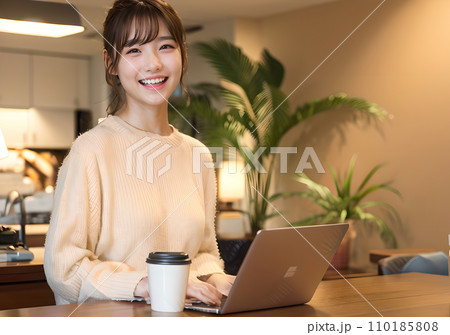 自宅で仕事をするノマドワーカーの女性　「AI生成画像」 110185808