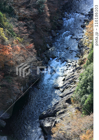 銅山川(吉野川最長の支流)の富郷渓谷(下流から上流へ) 銅山川(吉野川最長の支流)の富郷渓谷(下流から上流へ) 110186103