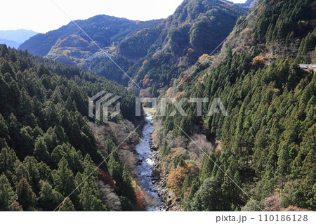 銅山川(吉野川最長の支流)の富郷渓谷(下流から上流へ) 銅山川(吉野川最長の支流)の富郷渓谷(下流から上流へ) 110186128