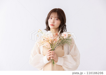 ドライフラワーの花束を持つワンピースの女性 ドライフラワーの花束を持つワンピースの女性 110186206