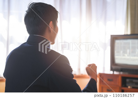 テレビを見る男性（昭和風） 110186257