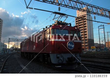 夕日に車体を美しく染めるEF81-80号機_2023/12/2撮影 夕日に車体を美しく染めるEF81-80号機_2023/12/2撮影 110186359