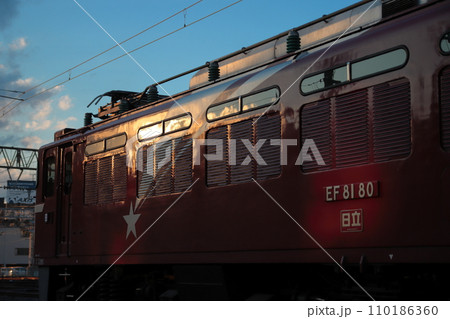 夕日に車体を美しく染めるEF81-80号機_2023/12/2撮影 夕日に車体を美しく染めるEF81-80号機_2023/12/2撮影 110186360