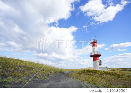 北海道茅部郡森町砂原~砂浜に立つ現役の灯台、砂崎灯台 北海道茅部郡森町砂原~砂浜に立つ現役の灯台、砂崎灯台 110186504