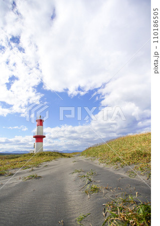 北海道茅部郡森町砂原～砂浜に立つ現役の灯台、砂崎灯台 110186505