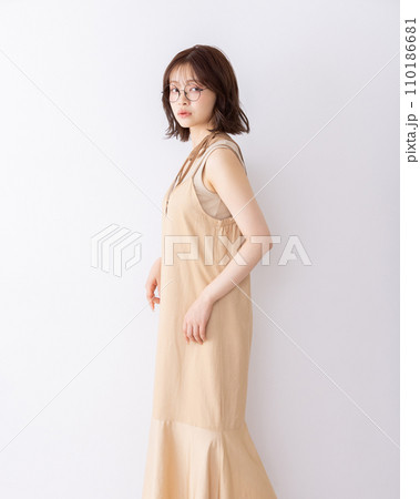 メガネをかけたかわいい女子大生 110186681