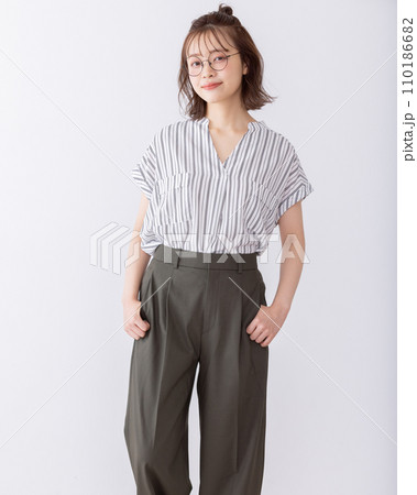 団子ヘアの女子大生 110186682