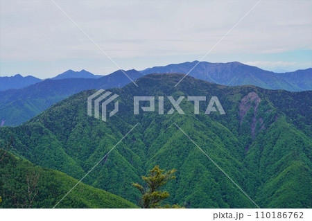 大無間山展望地からの光岳・池口岳 大無間山展望地からの光岳・池口岳 110186762